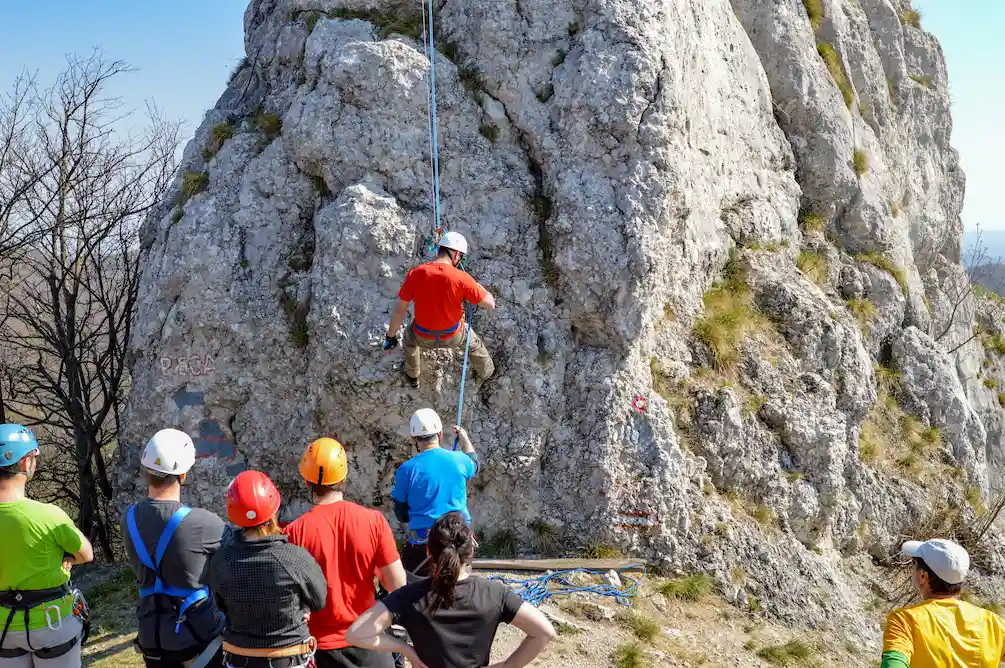Persona en vall de Nuria en clase de escalada