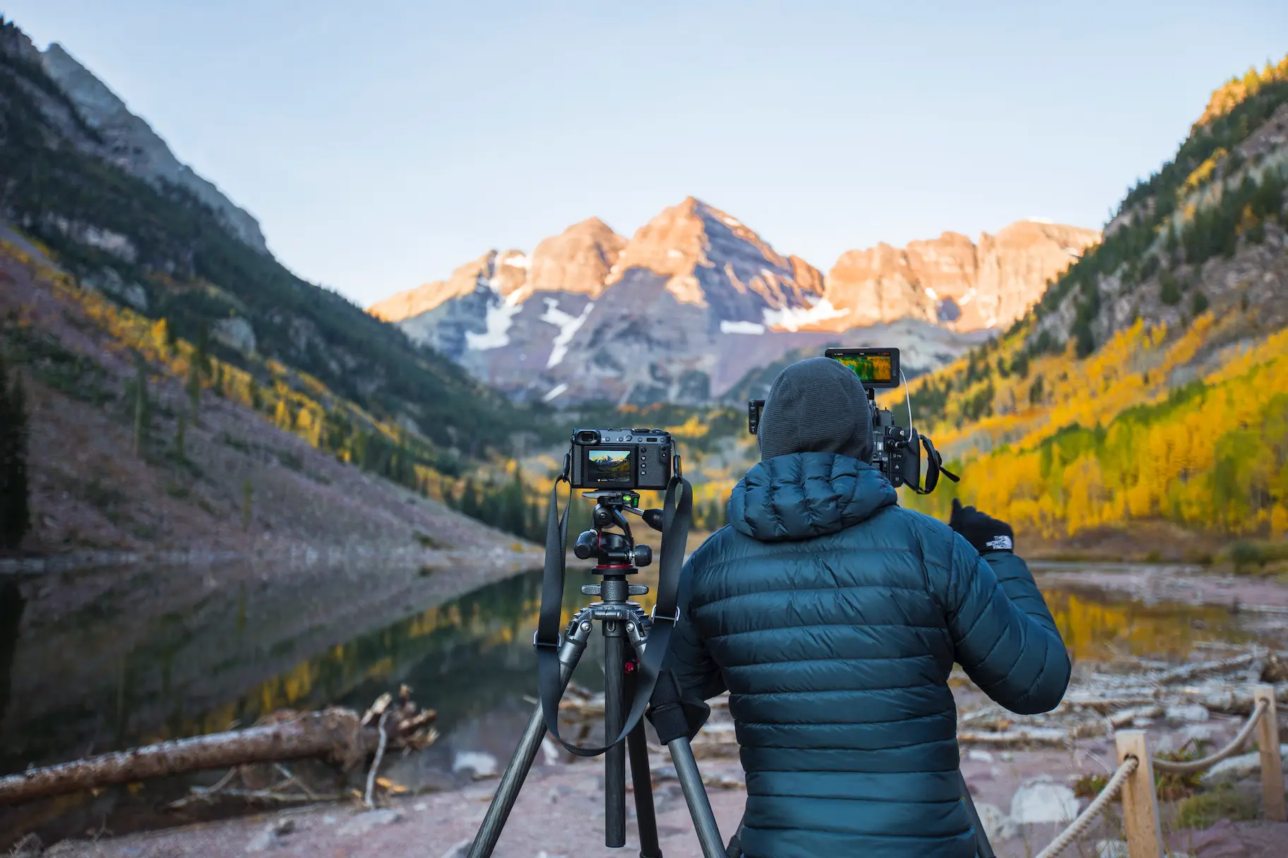 Fotógrafo con dos cámaras haciendo foto a la montaña