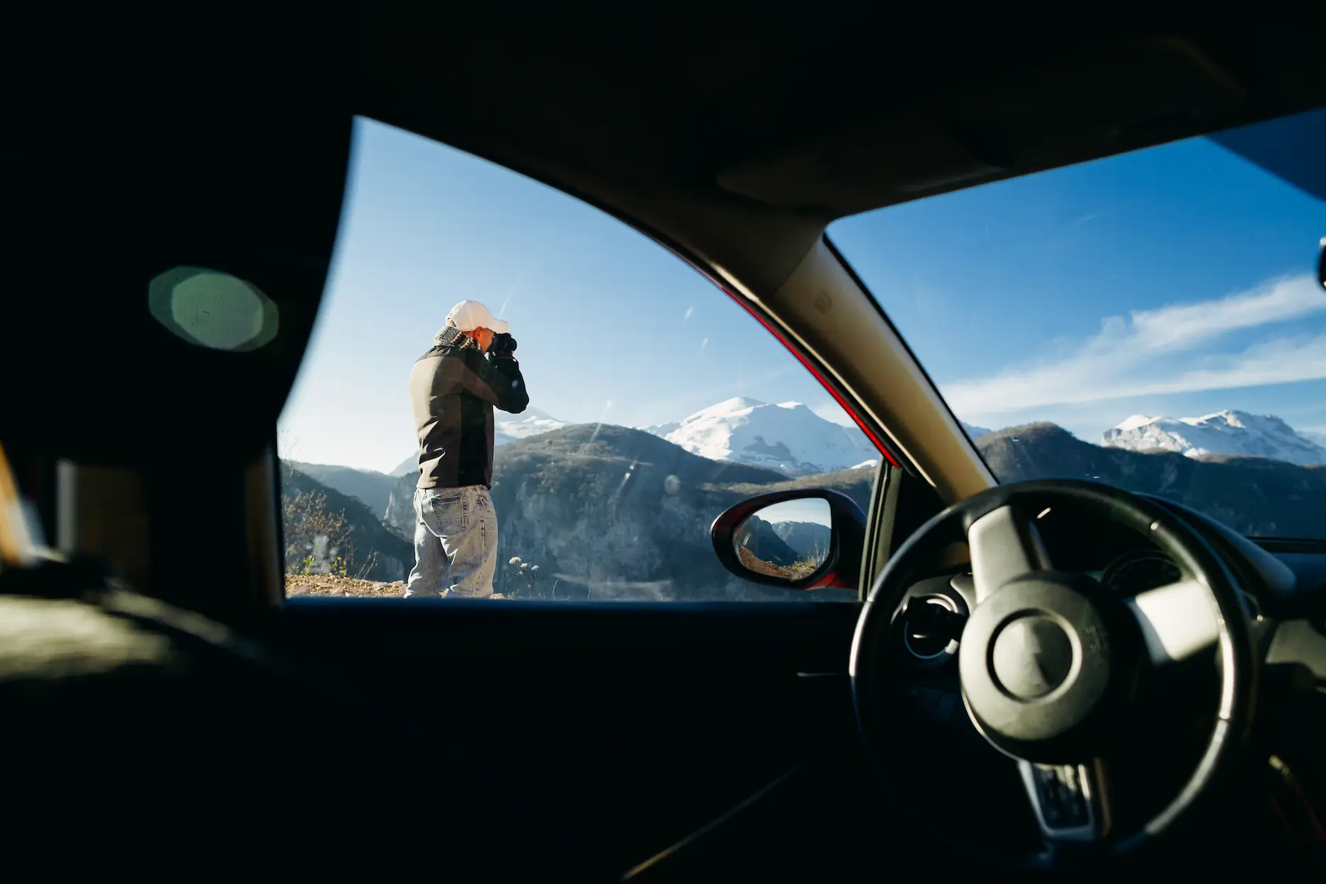 Una persona hace foto al lado de su coche